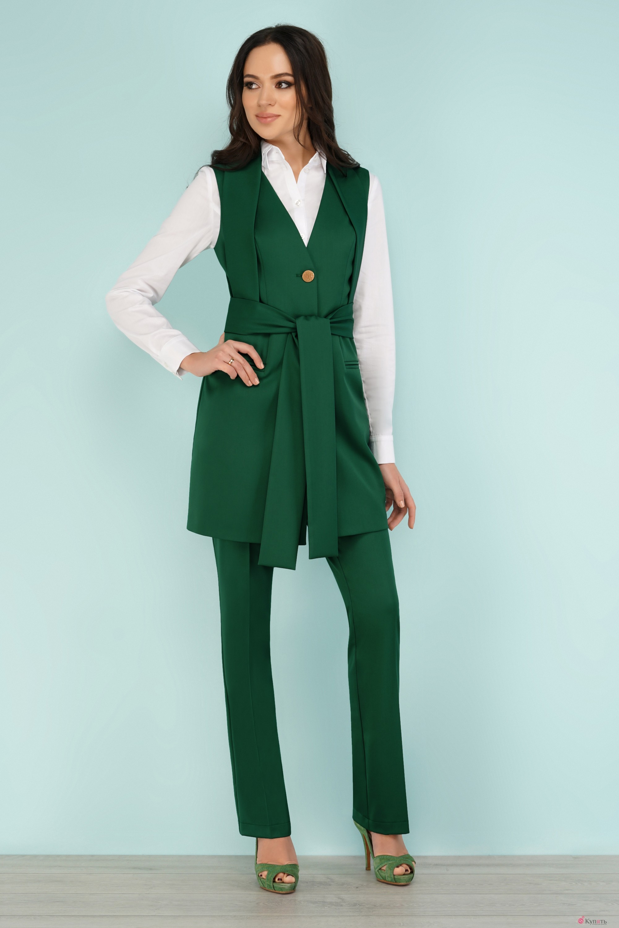 Зеленый костюм женский. Жилет костюмный зелёный мужской. Костюм с зеленой жилеткой. Рубашка с жилеткой. Мужская жилетка зеленая.